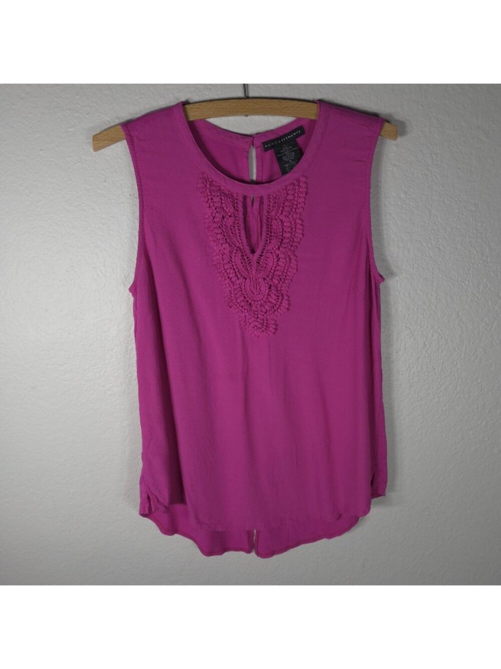 Grace Elements Magenta Sleeveless Tank Top Sz M Embroidered Keyhole Neckline